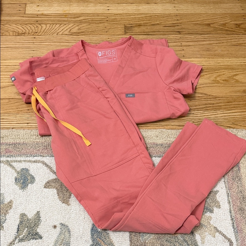Figs Women's Peach scrub set. Straight leg pant front pockets and Catarina top